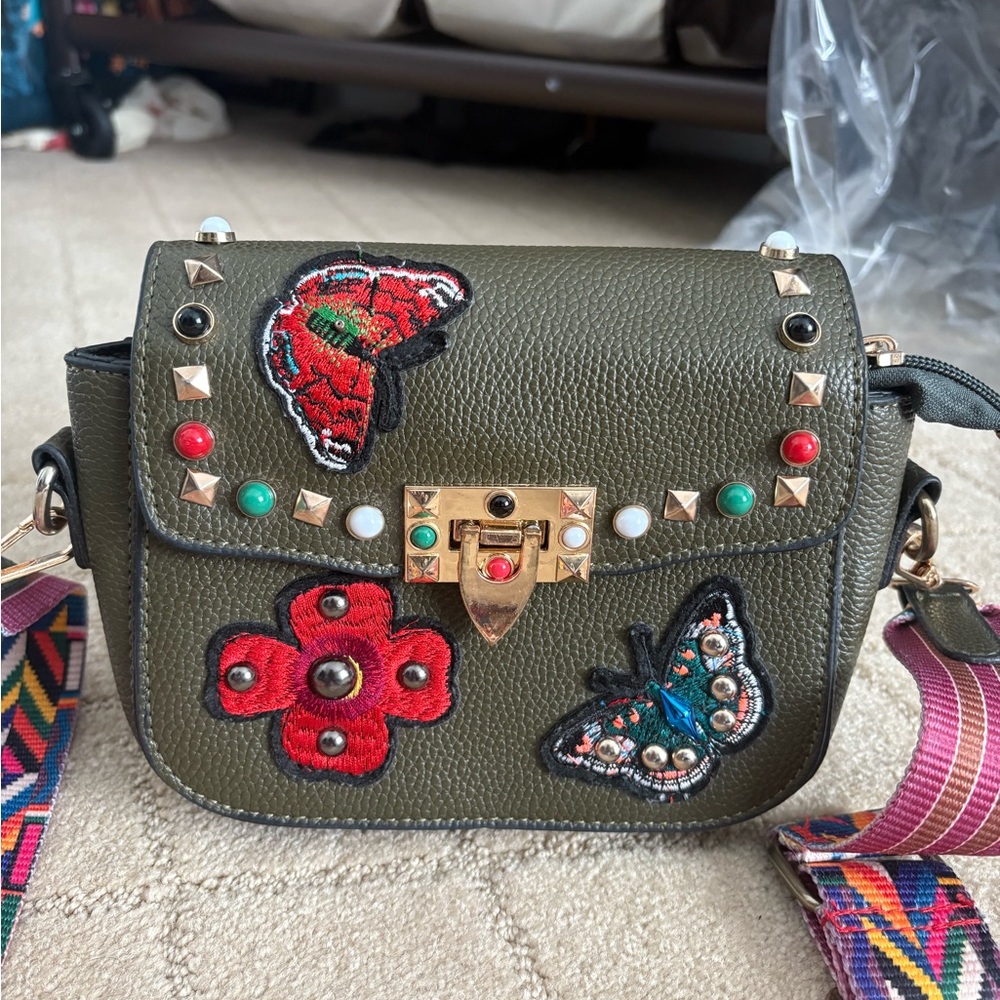 Chloe K New york , Olive green crossbody with embroidered patches